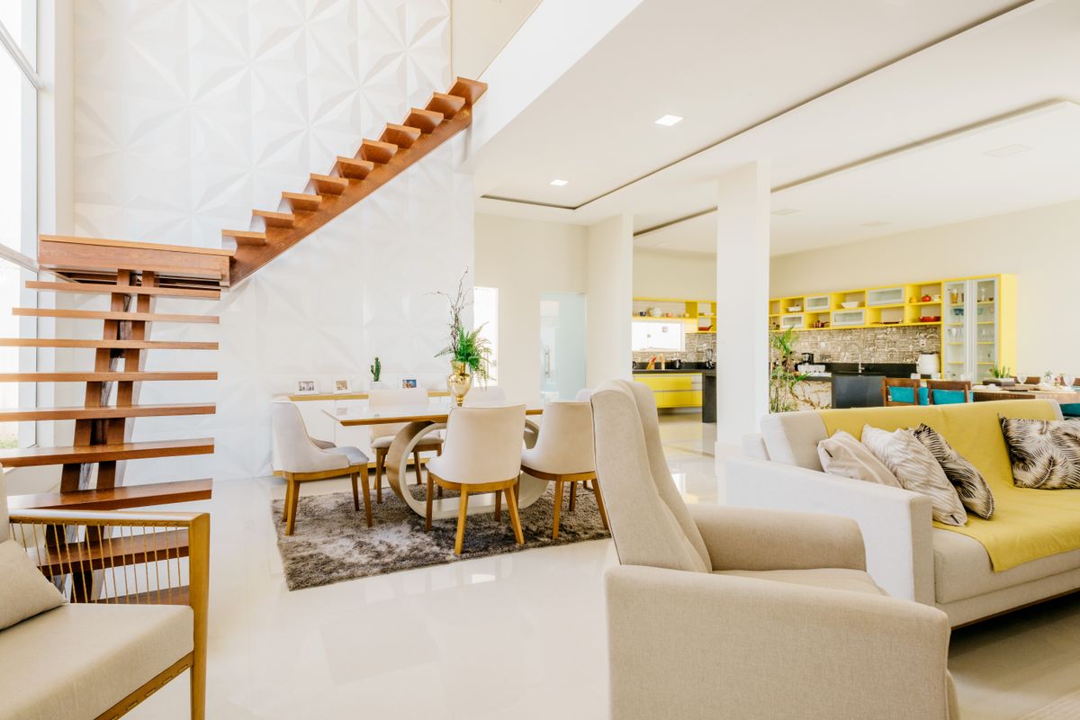 Bahçelievler'de 145 m² dubleks 3+1 satılık dairenin aydınlık salonu